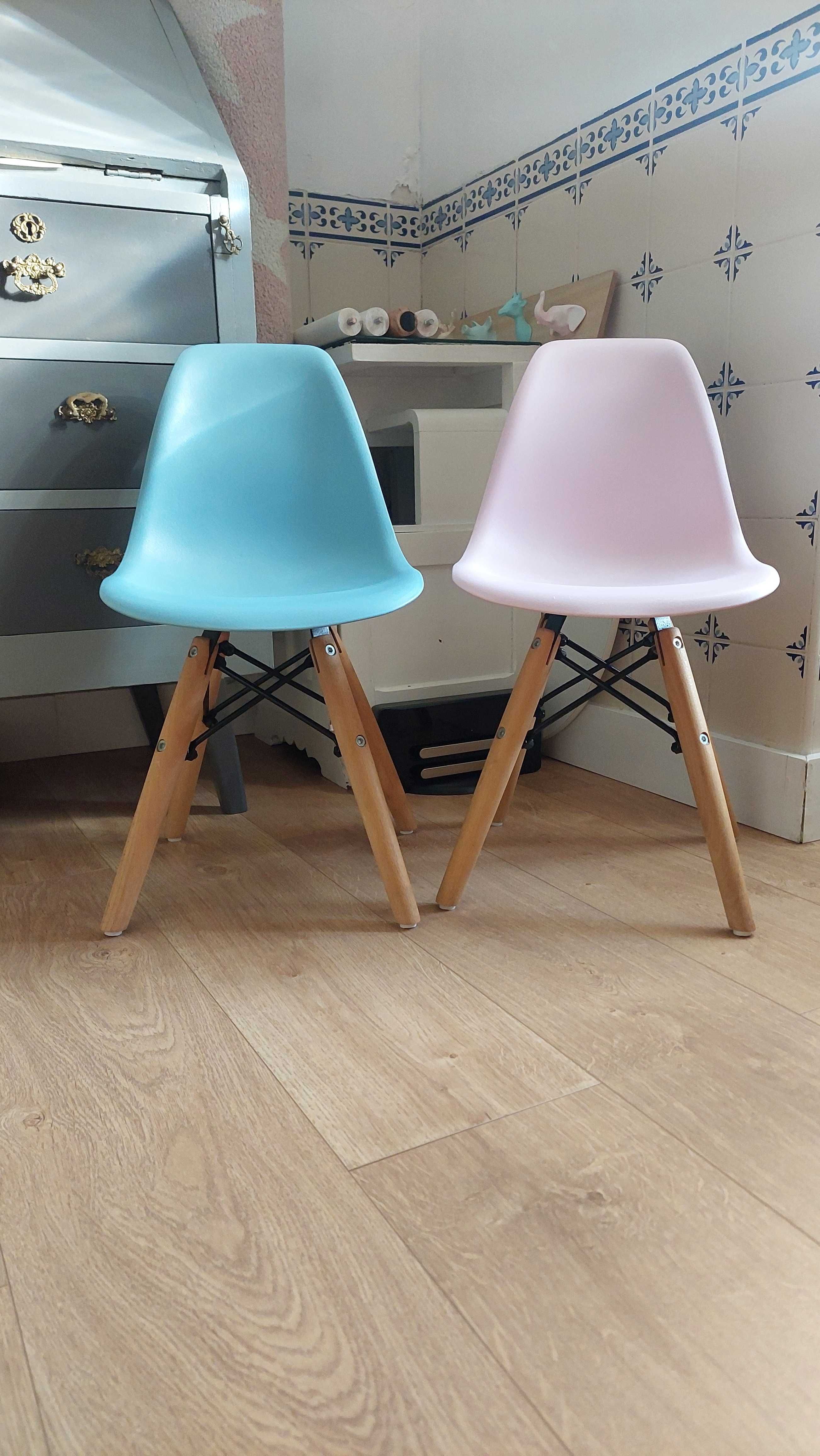 2 cadeiras nordicas criança+ oferta de mesa