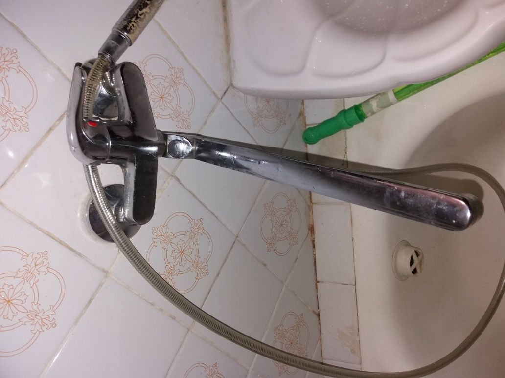 Продам умивальник со сместителем