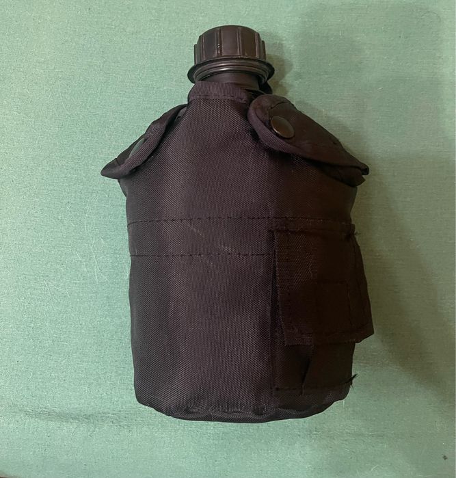 Manierka bidon wojskowy czarny z poktowcem us army