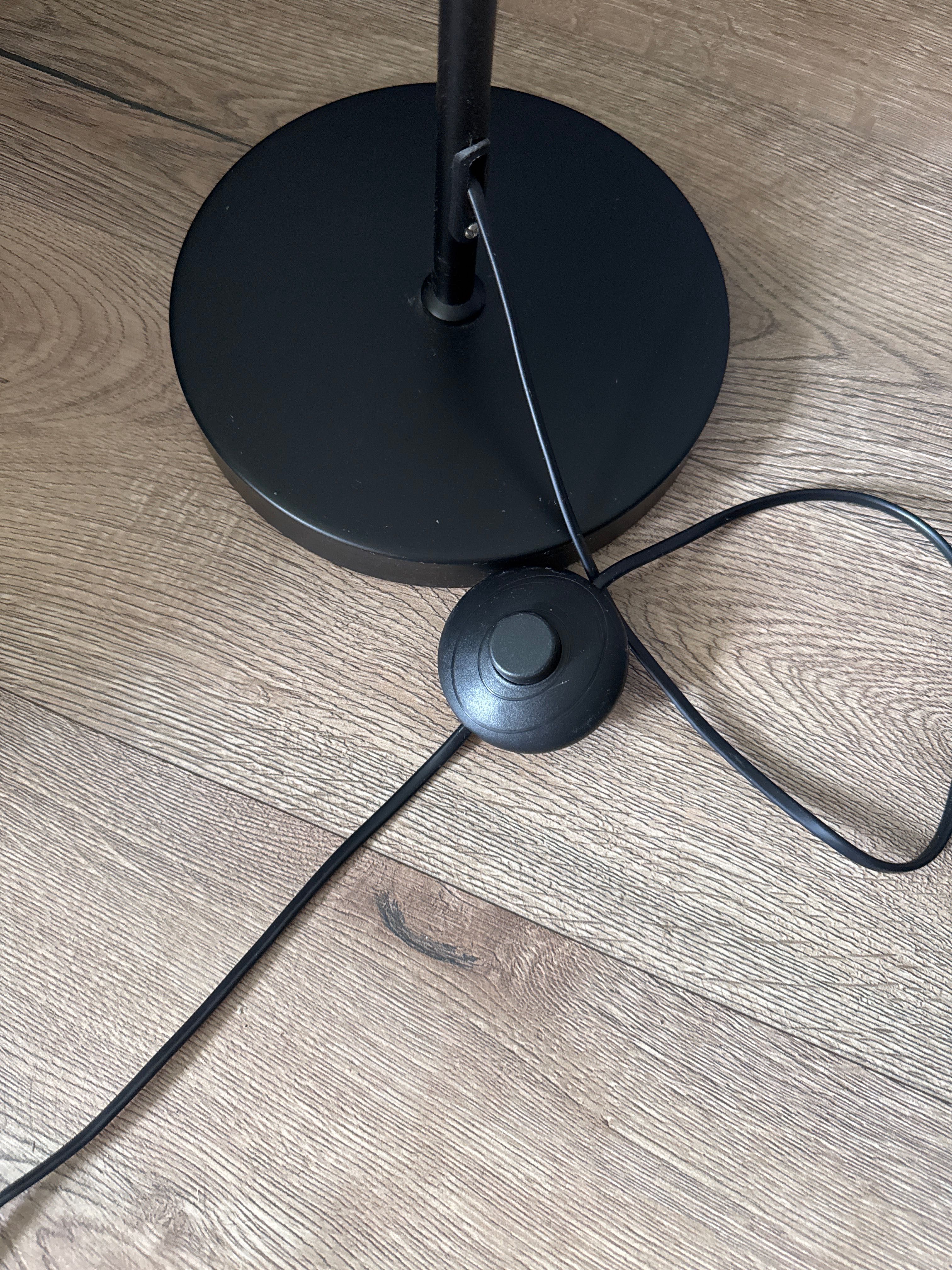 Lampa stojąca czarna z kloszem