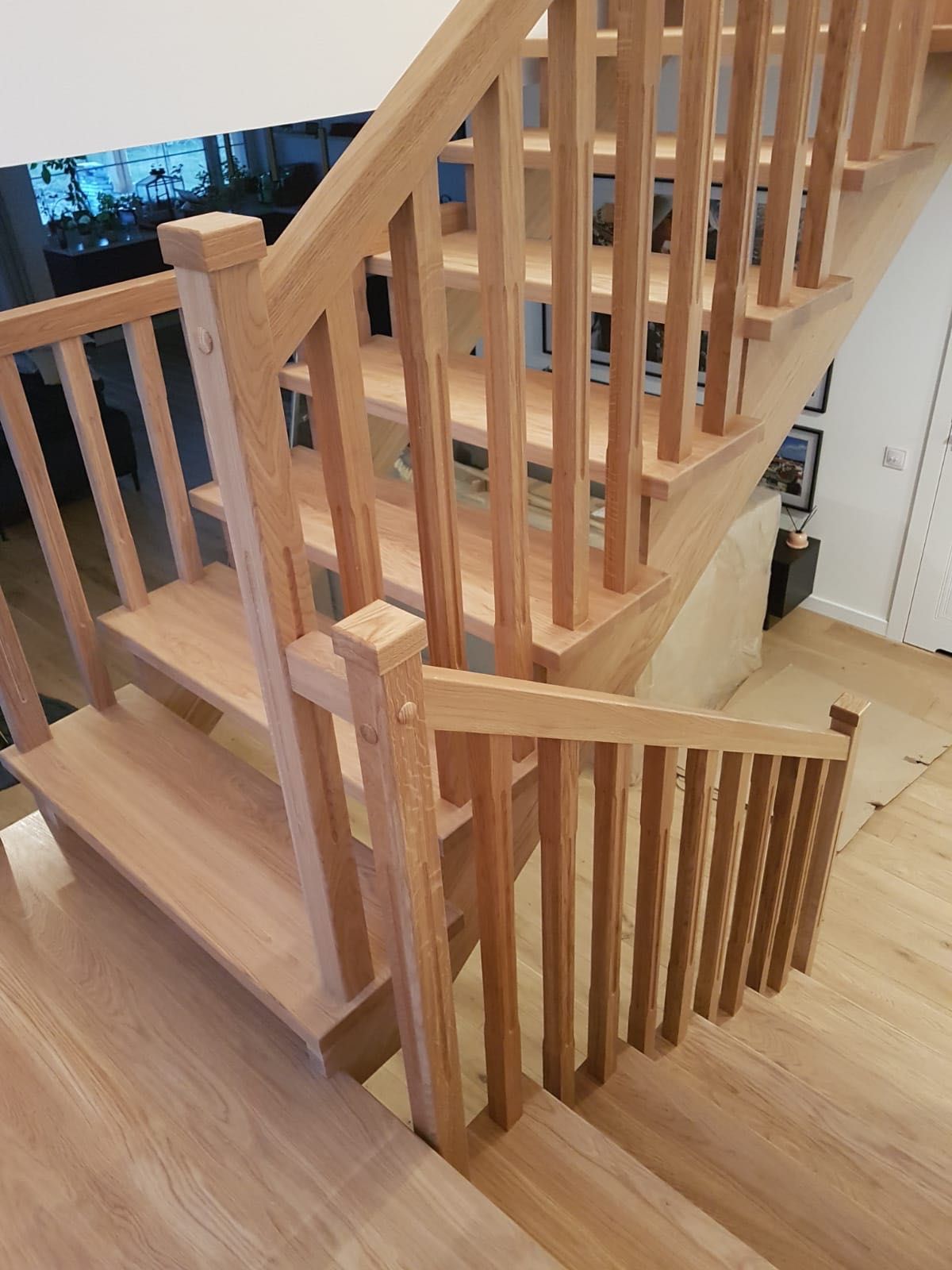 Schody ażurowe dębowe z balustradą Producent