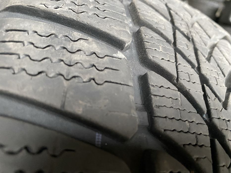 Продам резину 225/55/17 зима Dunlop