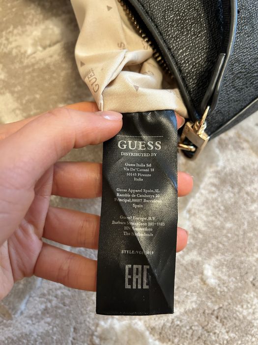 Сумка Guess.