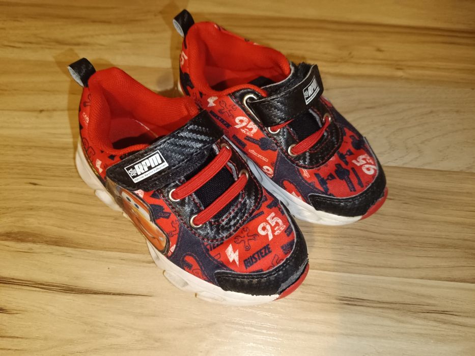 Świecące buty chłopięce