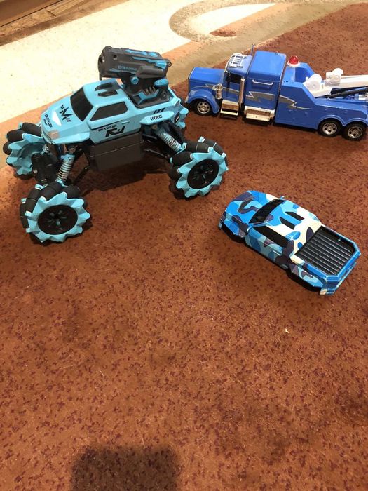 Машинки  достаточно большие. За две 550 гр.