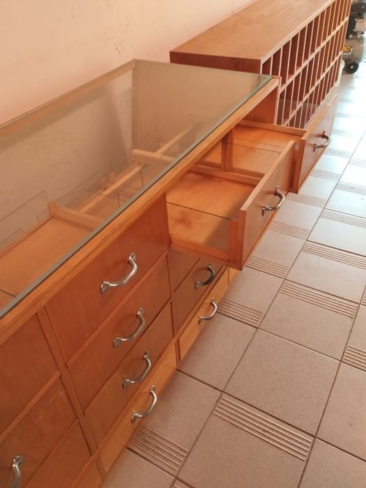 Witryna sklepowa z szufladami