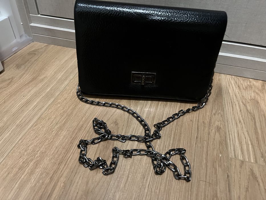 Mala preta com alça em metal