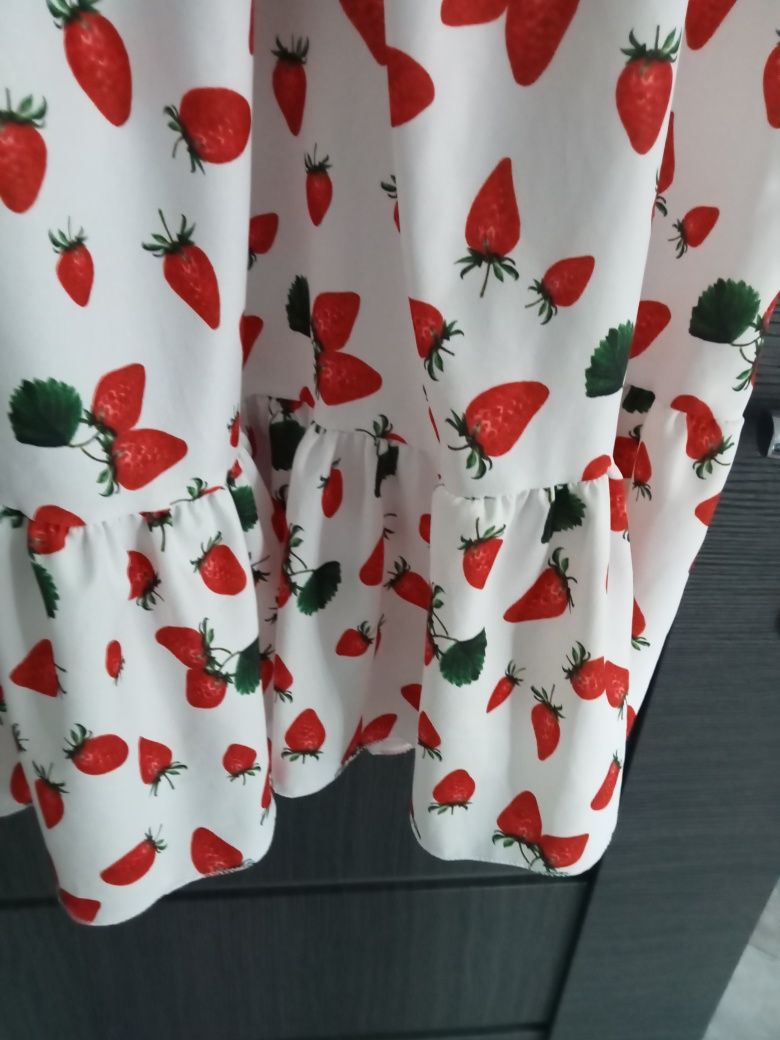 Sukienka letnia w truskawki