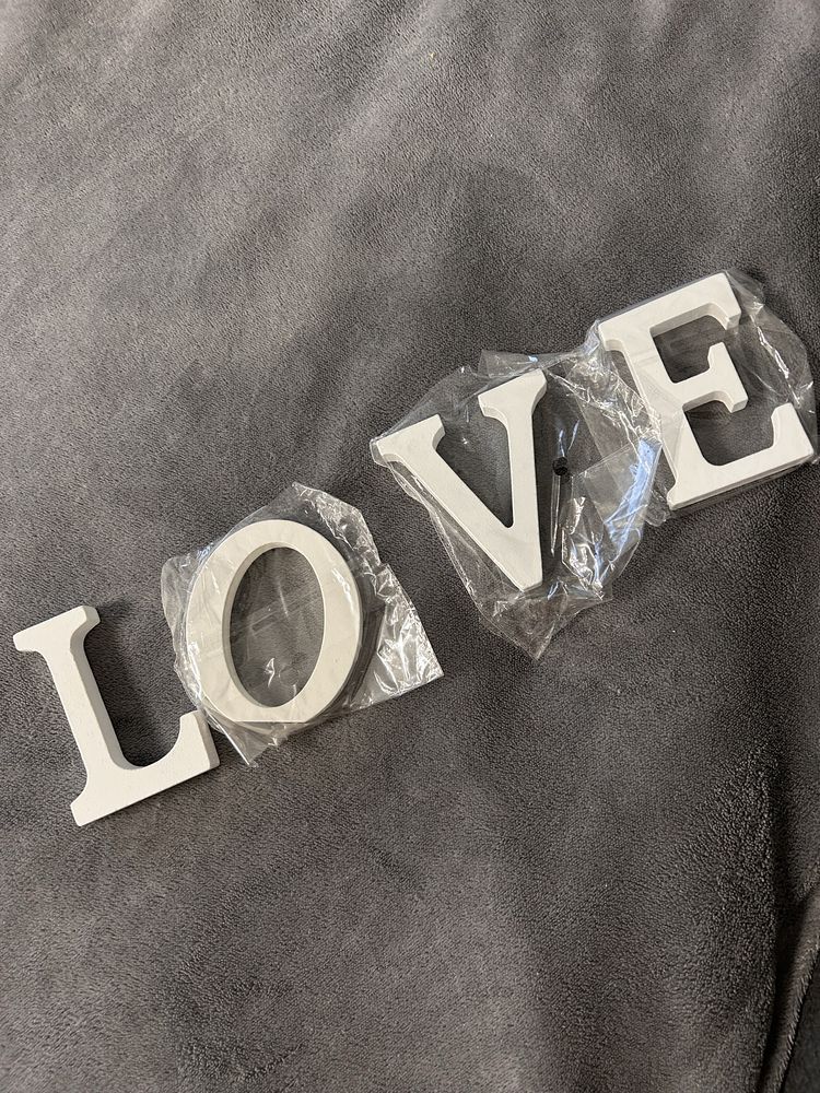 Білі Деревʼяні букви LOVE