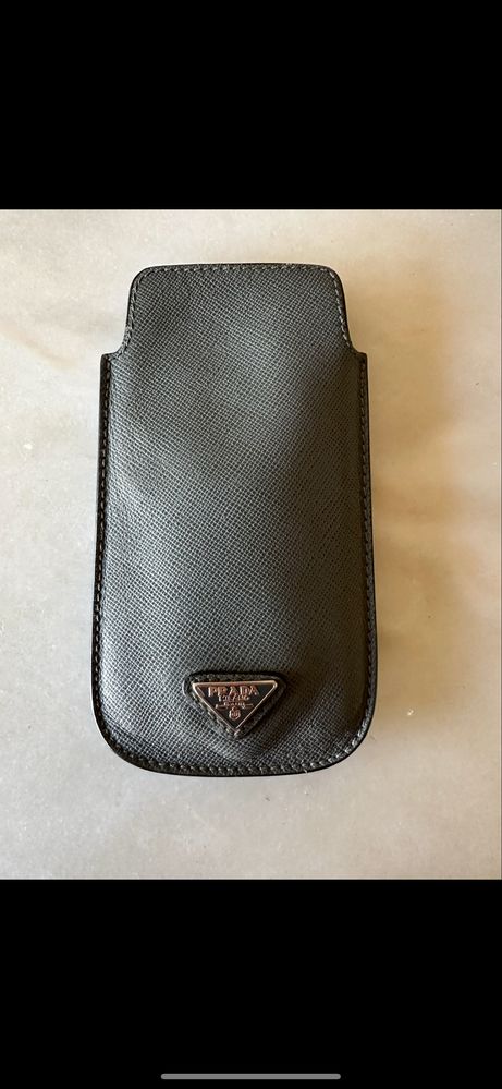 Bolsa em pele cinzenta da Prada
