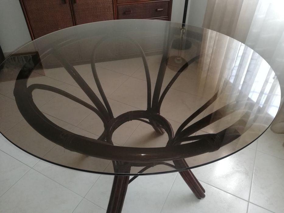 Lindíssima mesa de refeição em bambu castanho envernizado