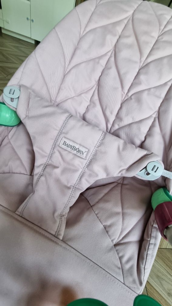 Lezak babybjorn z pałąkiem tiny love