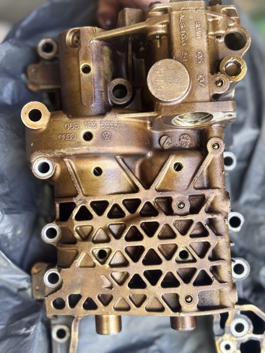 Audi a3. 8p 2.0tfsi масляный насос оригинал