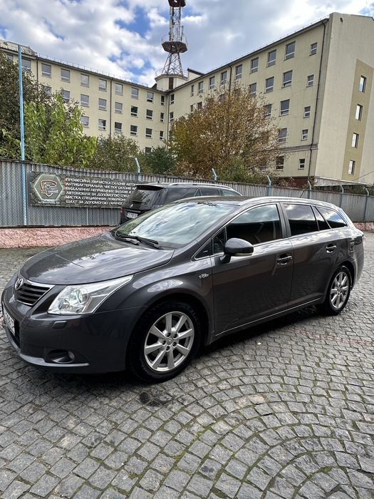 Toyota Avensis 2011 рік