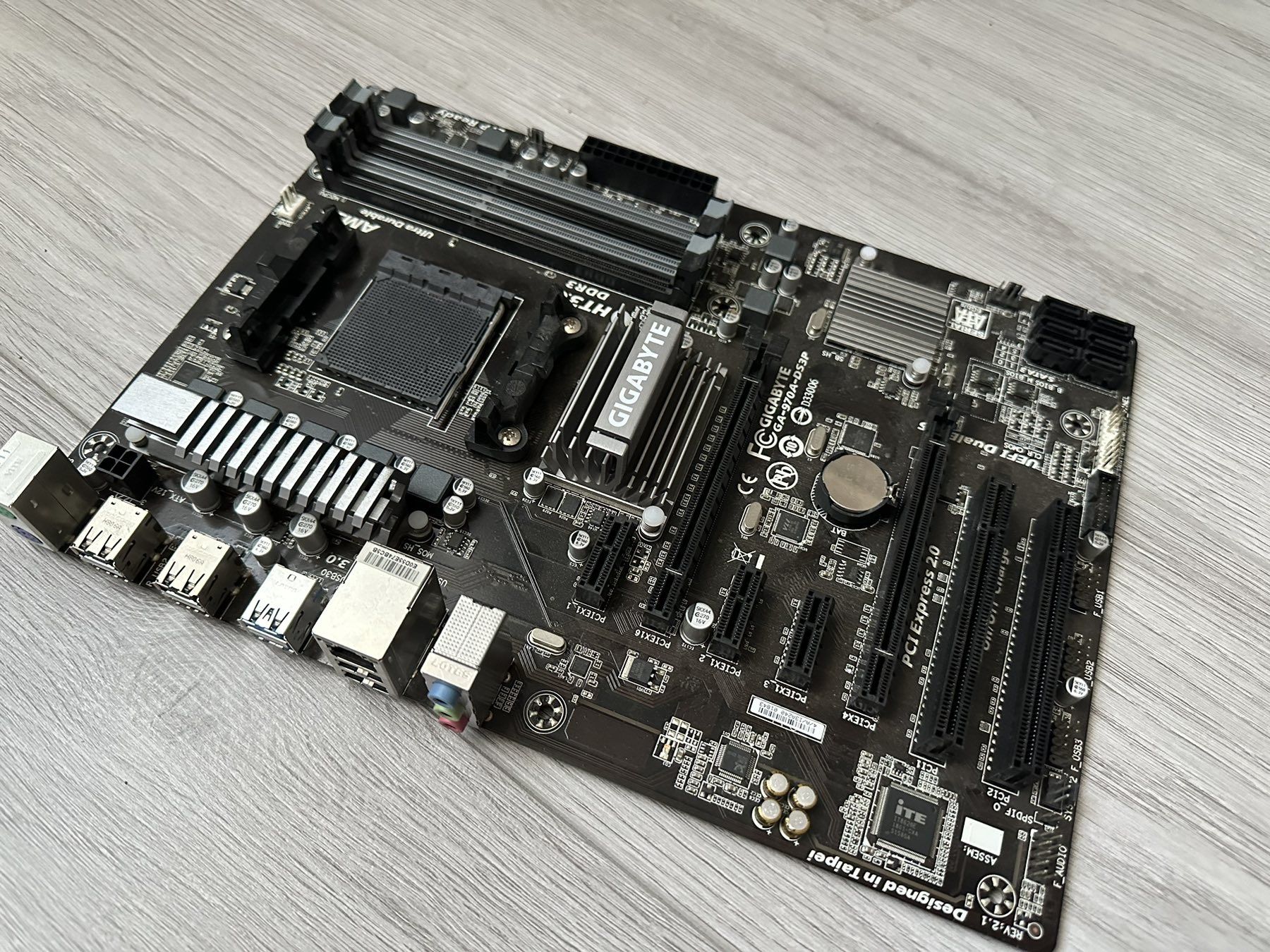 Материнская плата GIGABYTE GA-970A-DS3P