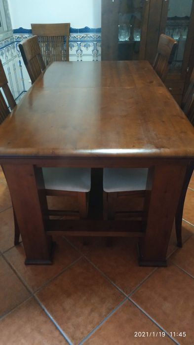 Mobília composta por mesa extensível,cristaleira,e seis cadeiras