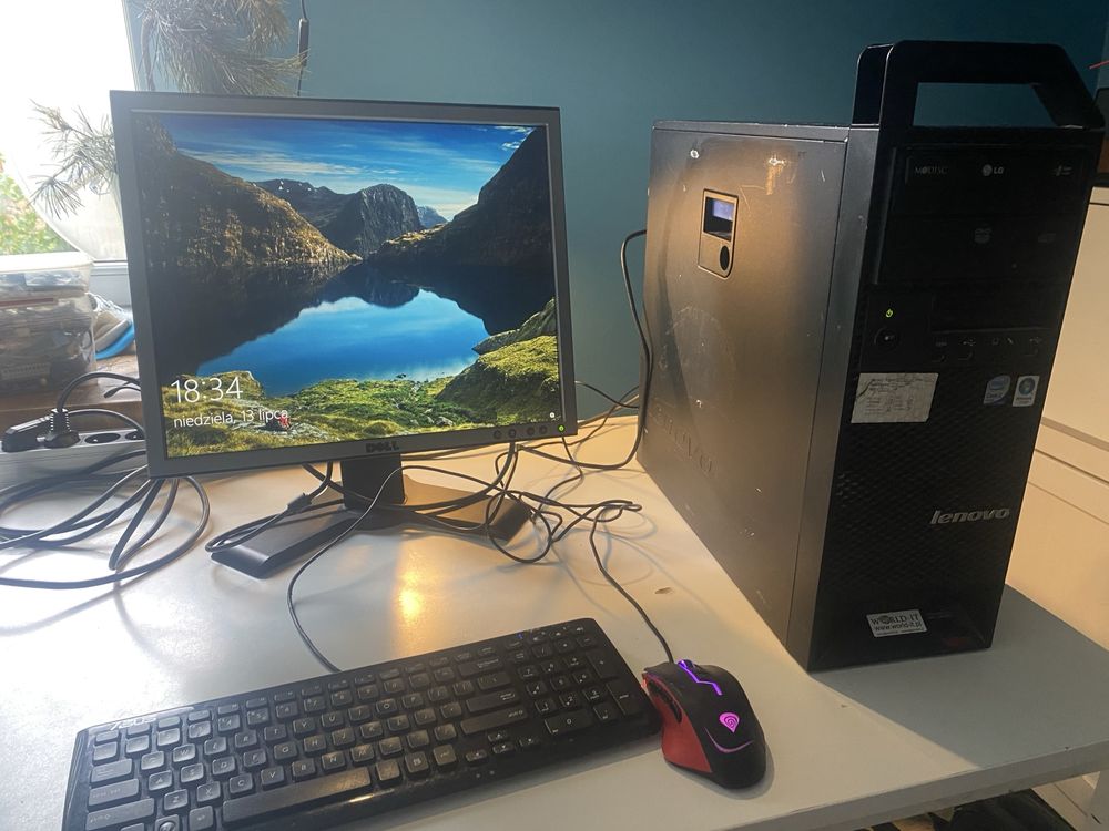 Komputer i 3 z monitorem