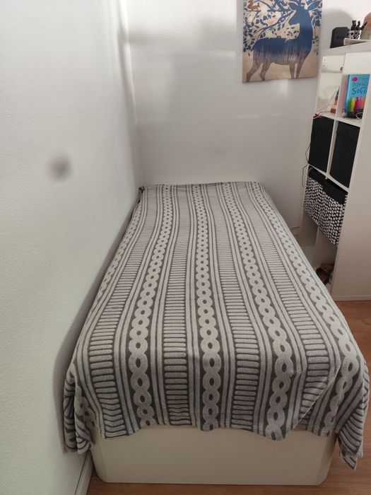 Cama individual tipo somier com muita arrumação