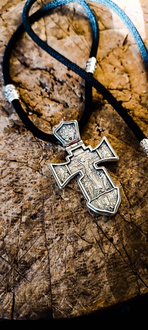 Чоловічий хрестик на шнурку  срібний хрест