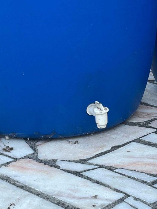 2 barricas de plástico de 220 litros com torneiras