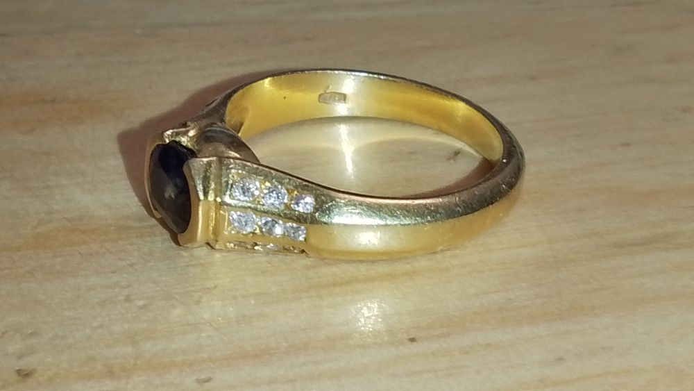 Złoty pierścionek z szafirem i diamentami