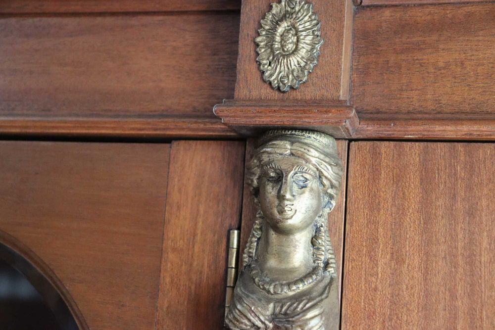 Móvel Antigo em Madeira Maciça