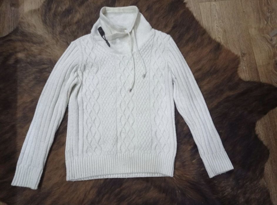 Белый стильный свитер