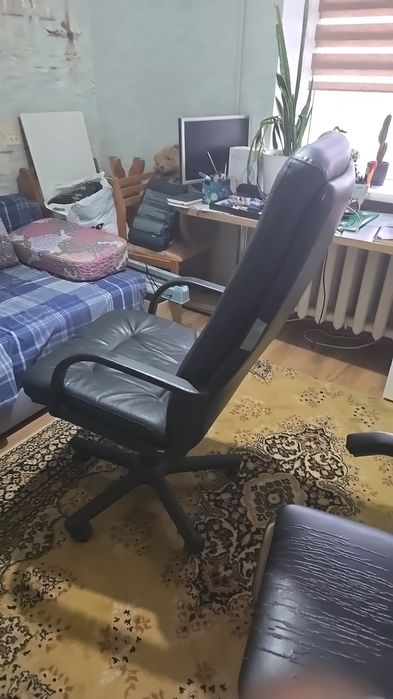 Продам офисное  директорское кресло