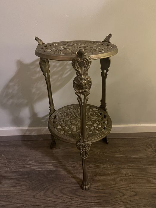 Mosiężny stolik kwietnik