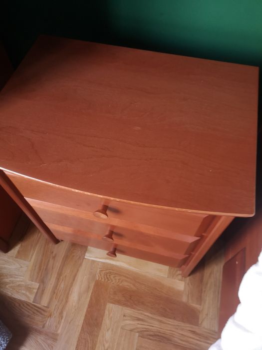 Duas mesas de cabeceira