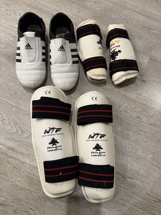 Tenis de Taekwondo adidas e caneleiras