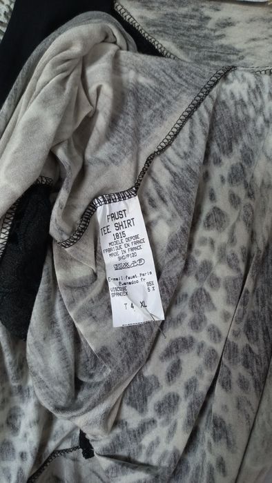 Blusa estampada com renda nas costas