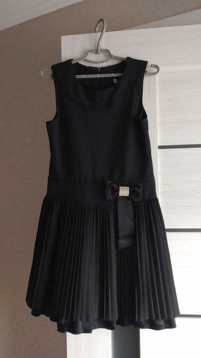 Шкільна суконька чорного кольору