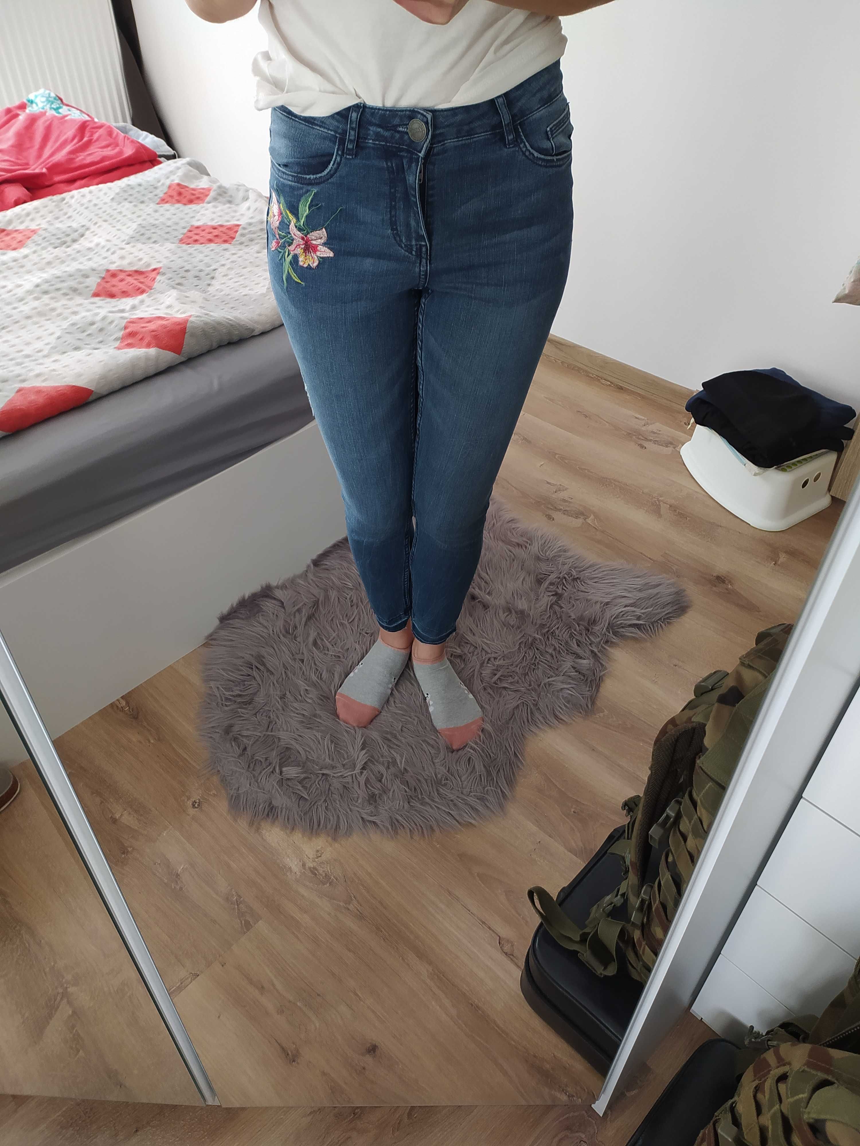 Spodnie jeansy Esmara róża kwiat super skinny fit medium waist rurki