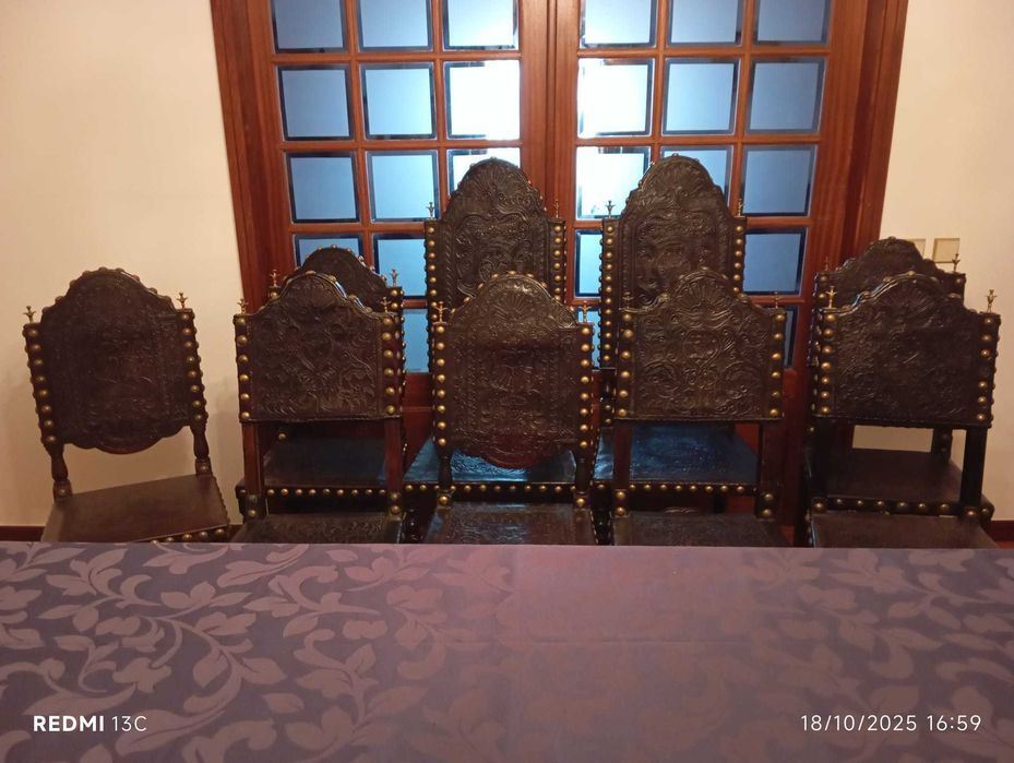 Conjunto cadeiras antigas - Couro Lavrado e Pináculos