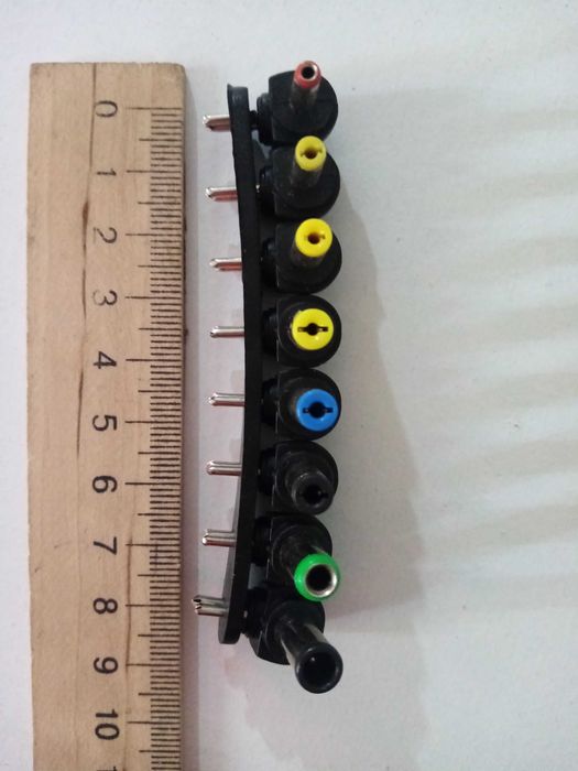 Зарядний універсальний пристрій для ноутбуків