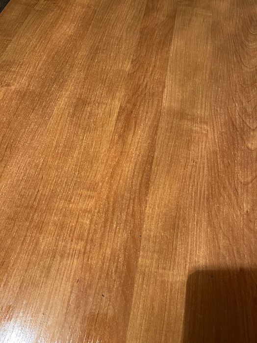 Duży stół w kolorze drewna na chromowanych nogach