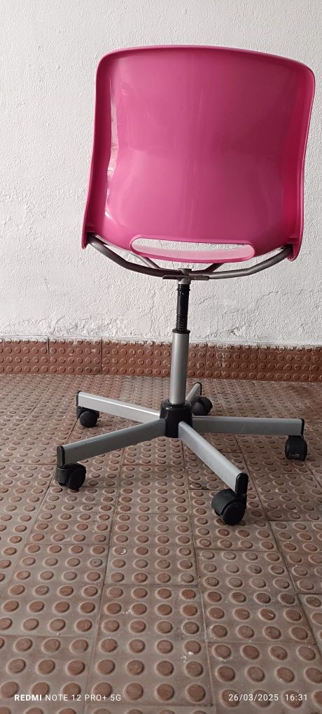 Cadeira rosa IKEA
