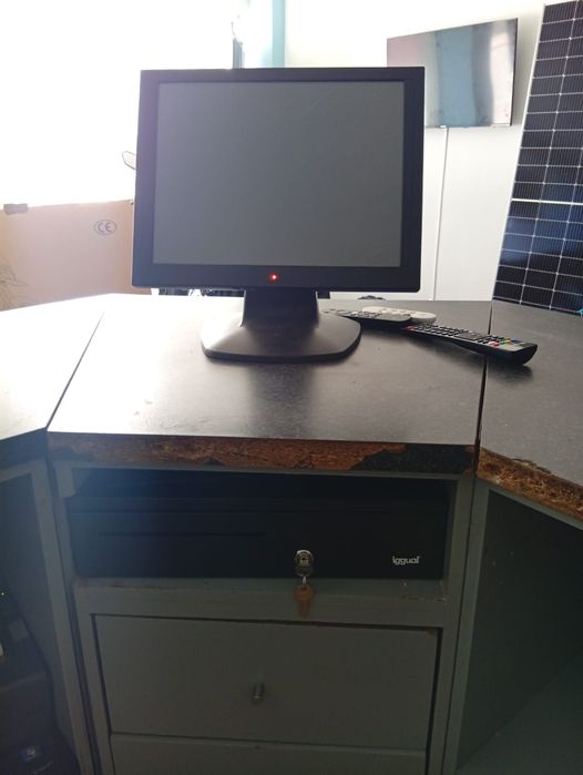 Balcão + expositor + computador + caixa + monitor touch