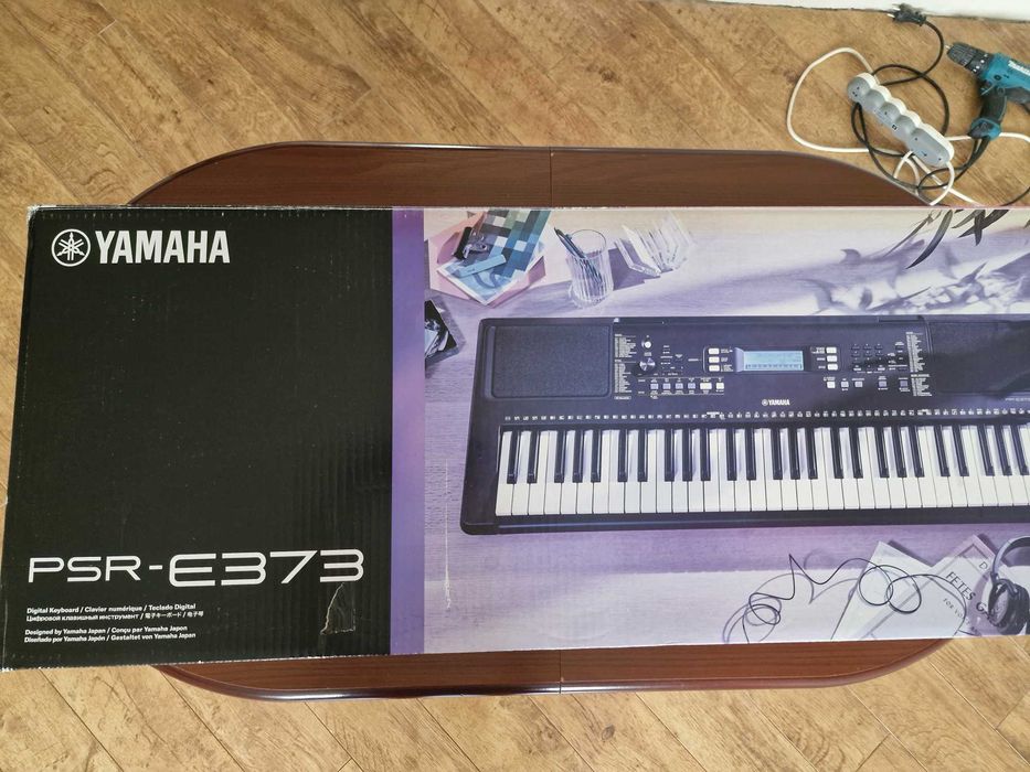 Синтезатор Yamaha PSR-E373, блок живлення, пюпітр.
