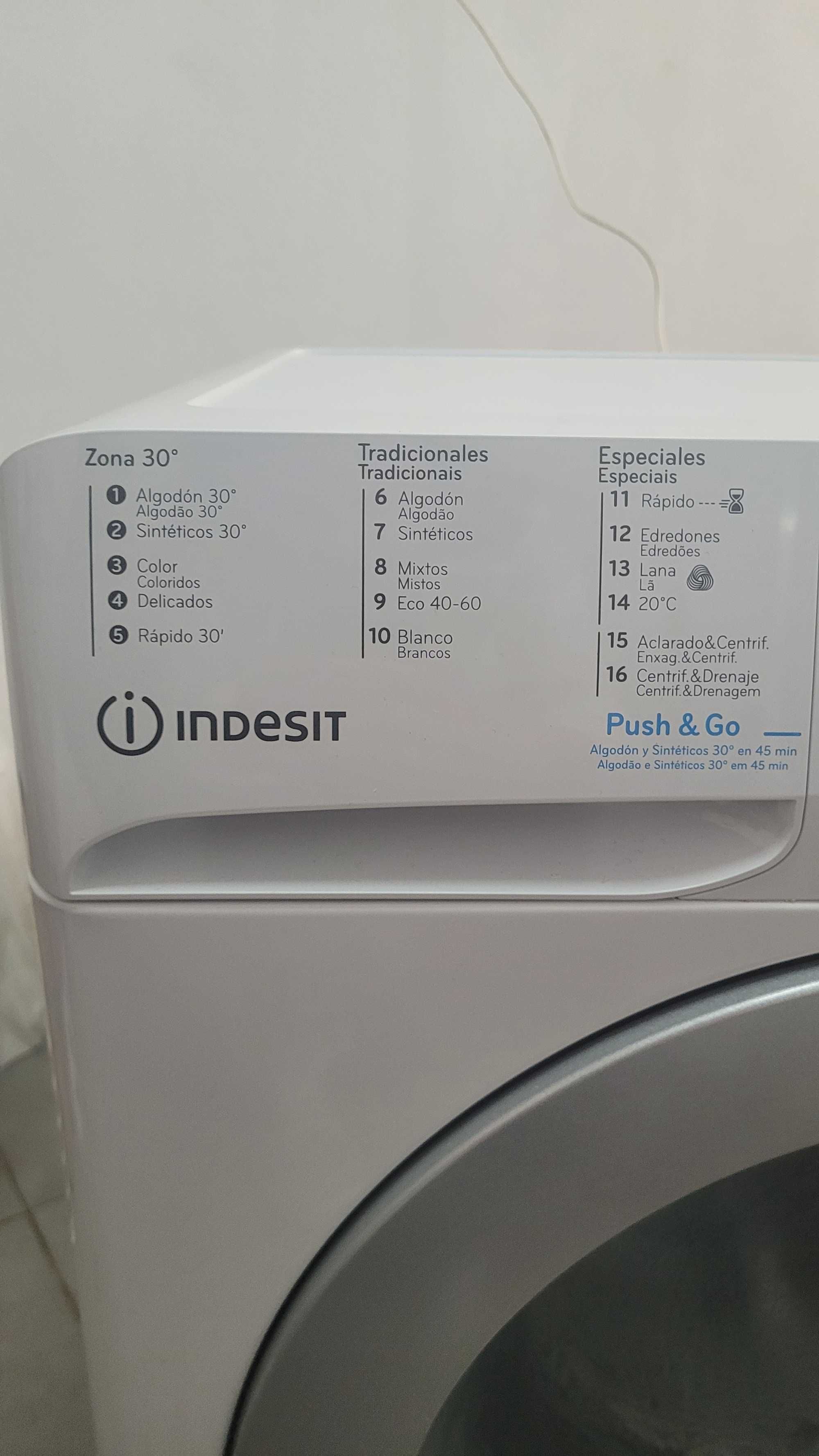 Máquina de lavar roupa, Indesit com 2 anos.