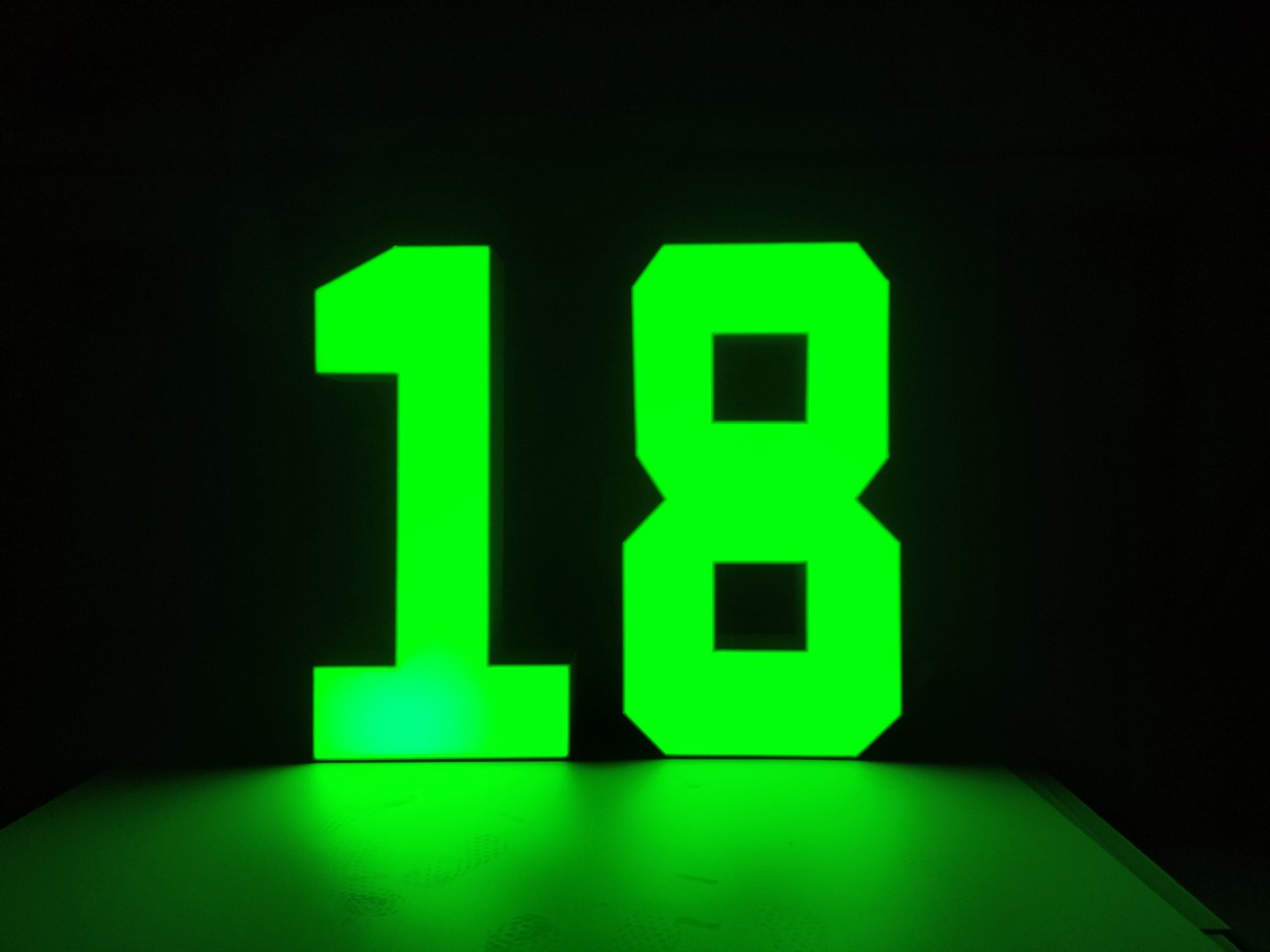 Cyfry 18 podświetlana cyfry LED RGBW osiemnastka świecąca