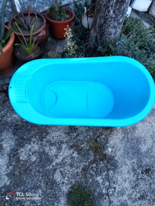 Banheira de bebê em estado razoável.
