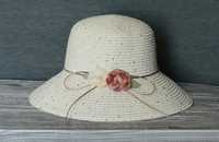 Elegancki damski kapelusz na lato kwiaty cekiny kokarda wesele plaża