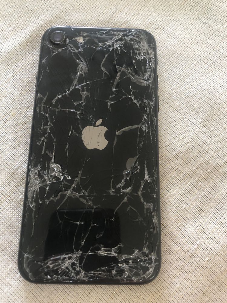 Iphone se2020 uszkodzony wyświetlacz zbity