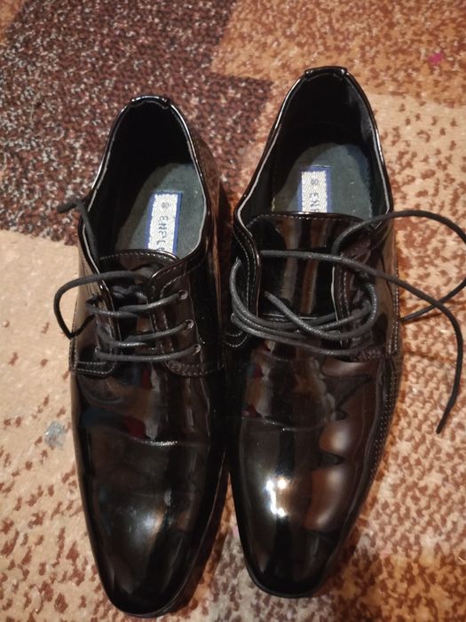 Nowe eleganckie buty lakierowane 40