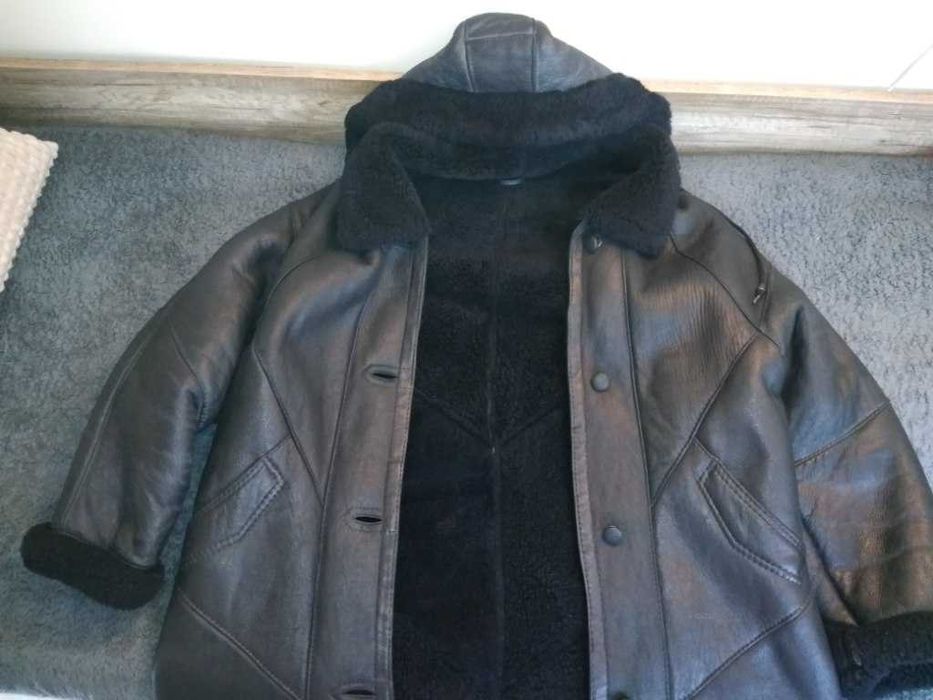 Kożuch damski z naturalnej owczej skóry w kolorze czarnym.Stan idealny