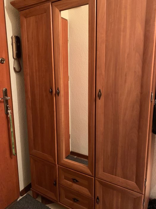 Szafa z lustrem.