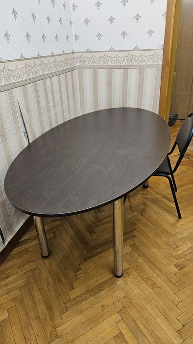 Офісний стіл для переговорів та навчання.