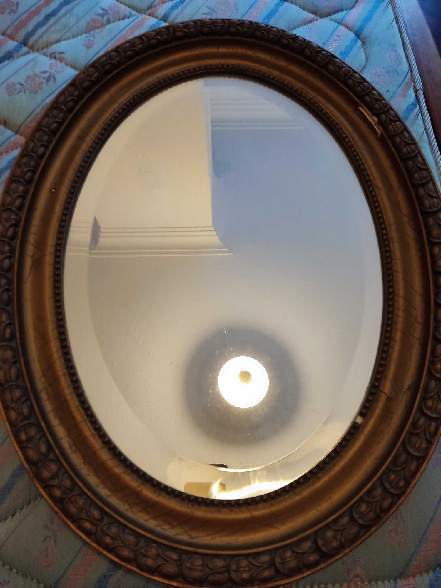 Espelho de Sala oval com moldura dourada